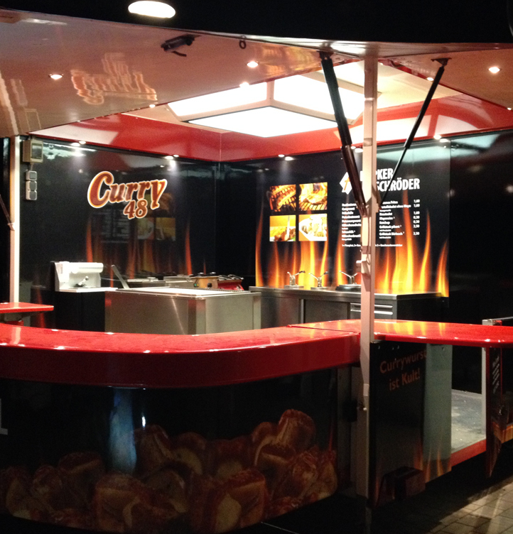 Ein leerer moderner Imbissstand mit rot-schwarzem Design und leuchtenden Flammenmotiven