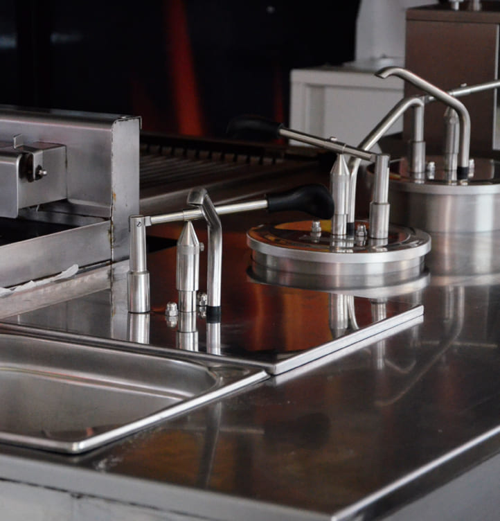 Eine saubere silberne Arbeitsfläche zeigt moderne Küchengeräte aus Metall