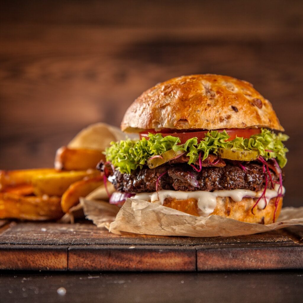Hausgemachter Hamburger mit Salat und Käse
